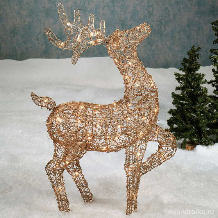 Прекрасный рождественский олень, украшенный гирляндами