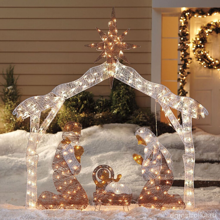 Рождественская композиция, украшенная светодиодными гирляндами