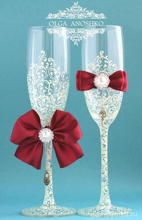 Дизайнерское оформление бокалов для свадьбы в цвете марсала: ручная ажурная роспись и атласные ленты с жемчужинами