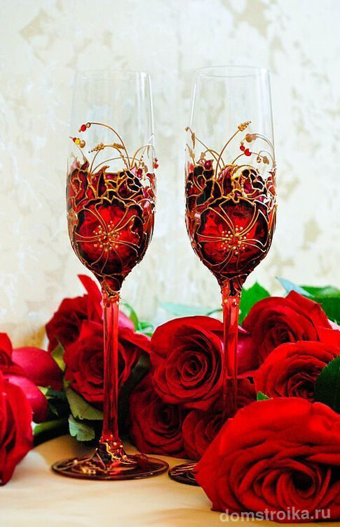 Праздничный декор бокалов для шампанского ко Дню св. Валентина