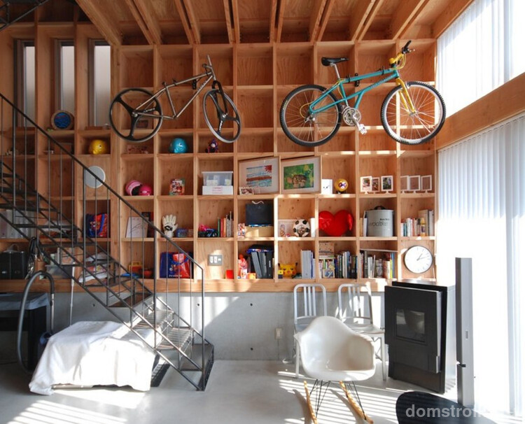 Крепление велосипедов под потолком в квартире в индустриальном стиле