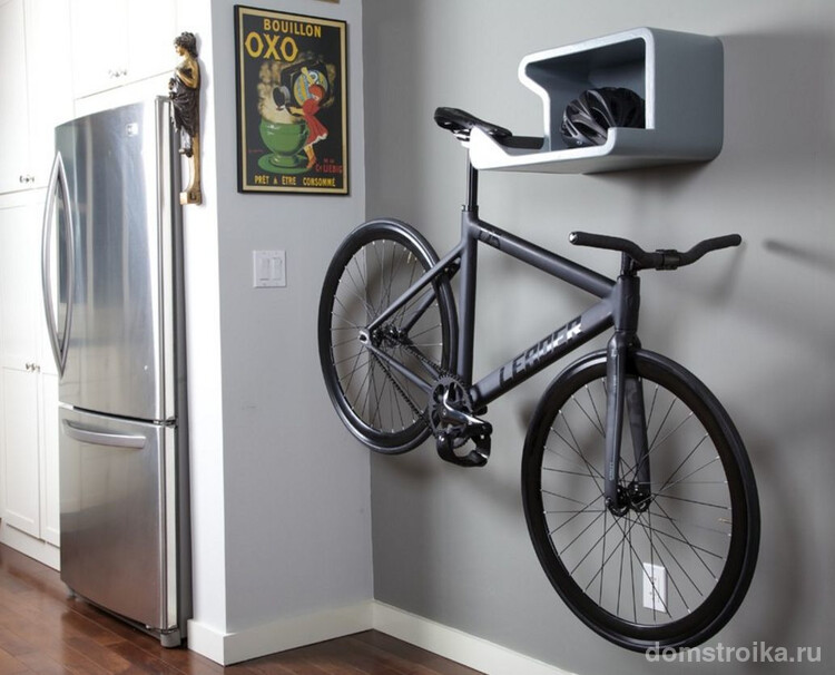 Полка для хранения велосипеда гармонично вписывается в интерьер квартиры и предусматривает место для других вещиц, например, шлемов