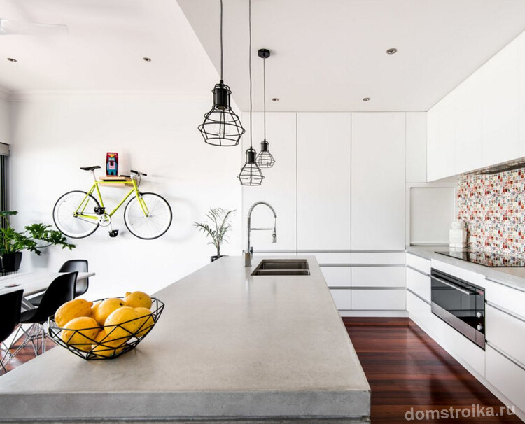 Полка для крепления велосипеда к стене гармонично вписывается в интерьер кухни-гостиной