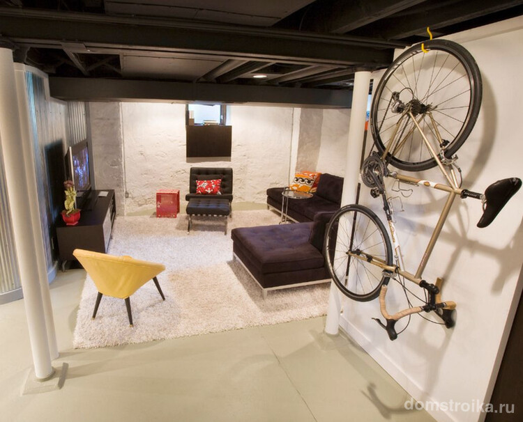 Вертикальное расположение велосипеда относительно пола и параллельно стене выгодно экономит пространство в маленькой квартире