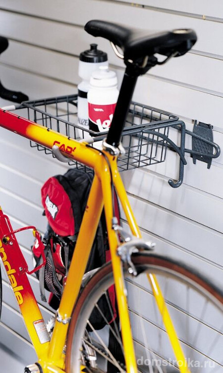 Металлические крюки - еще один способ крепления велосипеда к стене