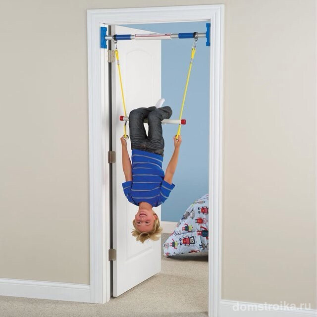 Если в комнате совсем нет места для шведской стенки, небольшой тренажер можно установить в дверном проеме