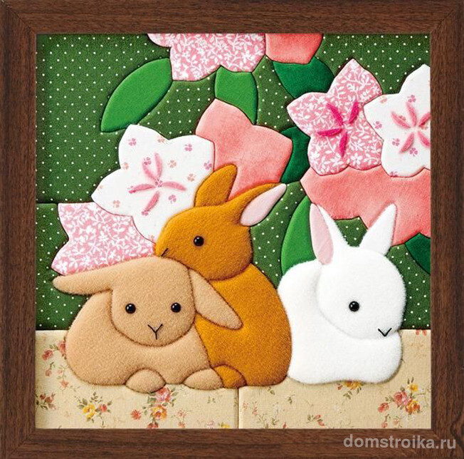 Милые кролики из флиса на картине, сделанной по технике кинусайга