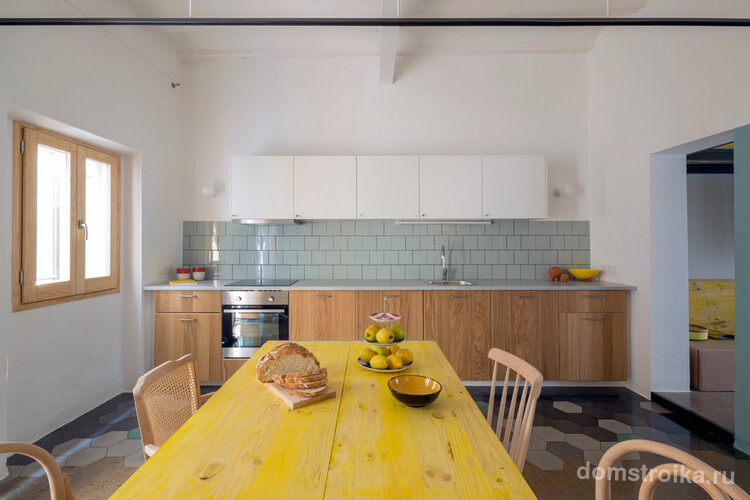 Яркий кухонный стол, покрытый желтой морилкой