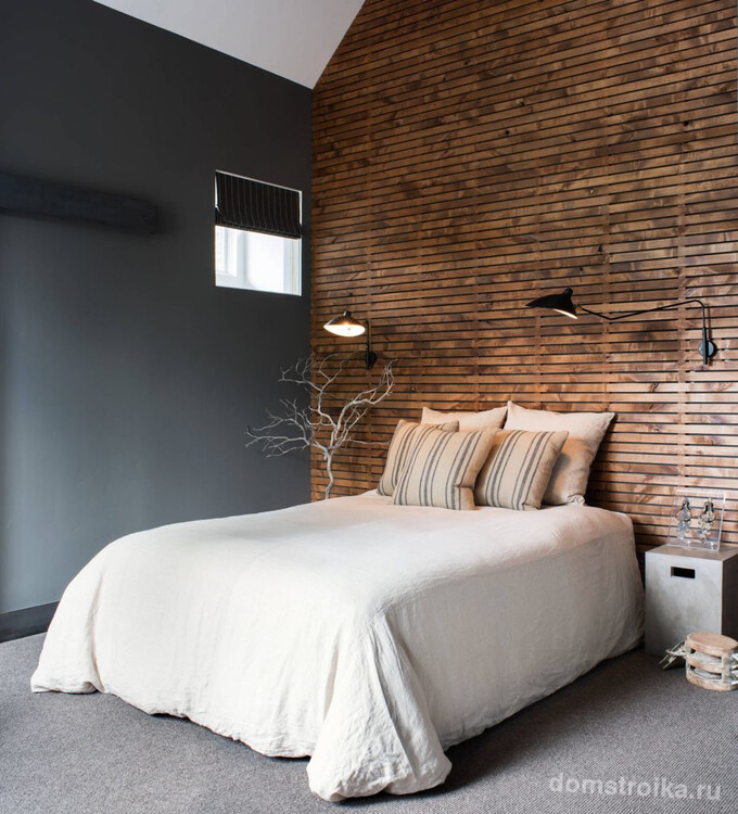 Красивое сочетание серого цвета и тонированного дерева в дизайне стильной спальни