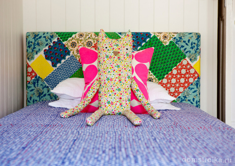 Изголовье детской кровати декорировано ситцевыми лоскутами пэчворк