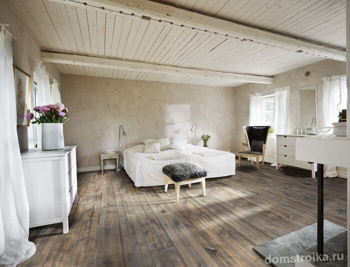 Светлая спальня в стиле прованс с деревянным полом и потолком