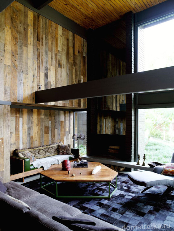 Выделенная зона кабинета с деревянной отделкой стены