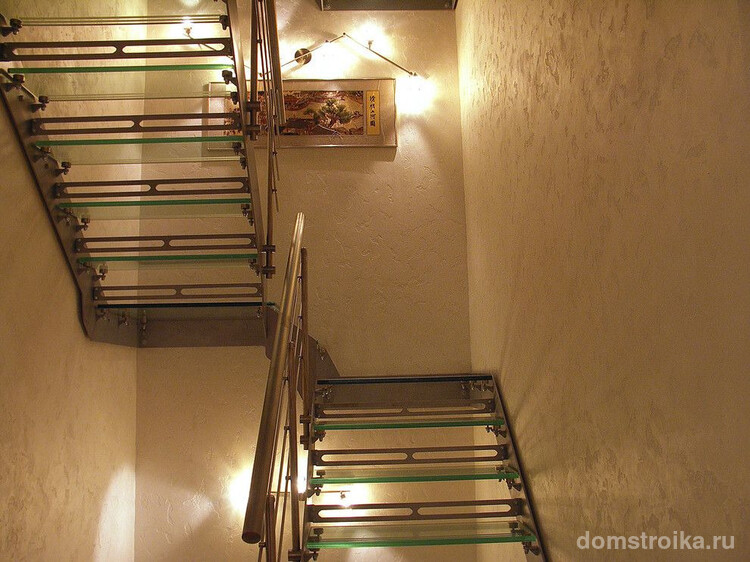 Стены в коридоре, покрашены светлой фактурной краской