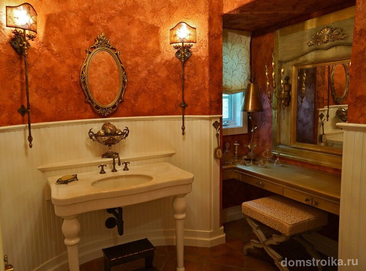 Санузел в классическом стиле с коричнево-золотистой фактурной краской на стенах