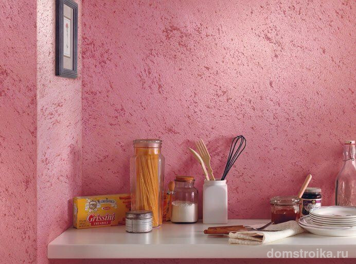 Фактурная краска розового цвета на кухонной стене