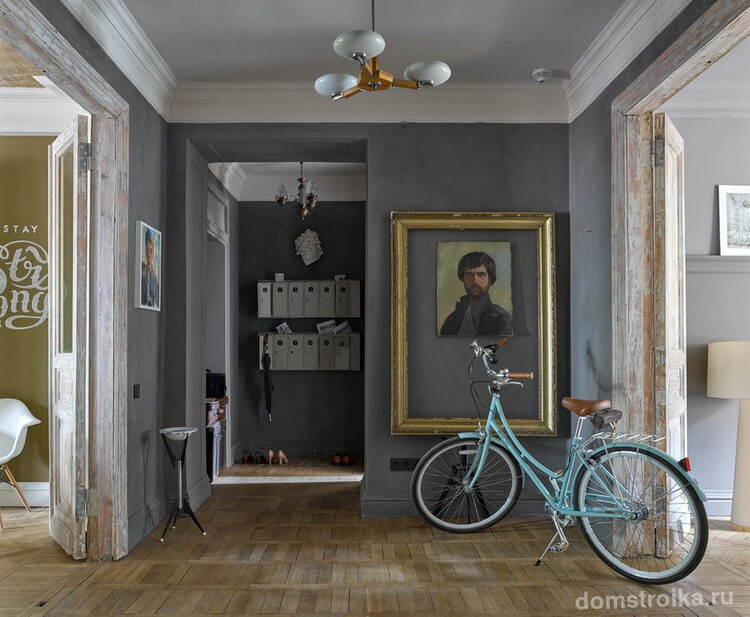Интерьер в стиле ретро с серой фактурной краской на стенах