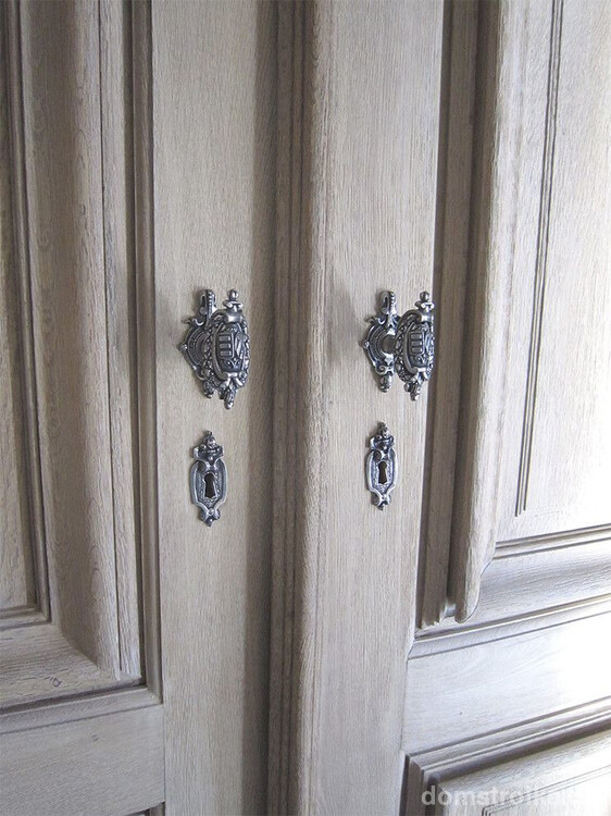 Распашные межкомнатные двери с изящными ручками из темного металла в классическом стиле