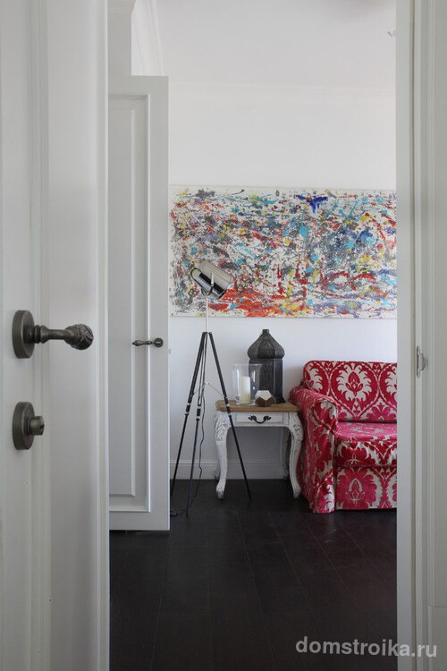 Интерьер в стиле фьюжн с белыми межкомнатными дверями и красивыми соответствующими ручками из металла