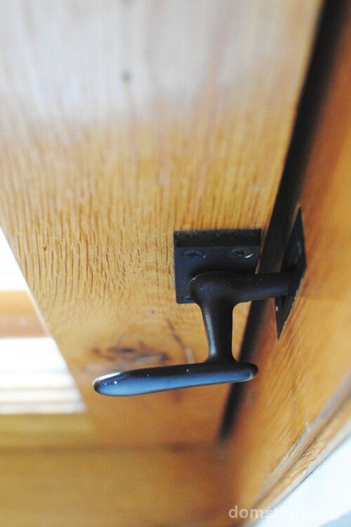 Миниатюрная ручка с замком для межкомнатной двери, стоящей в углу комнаты