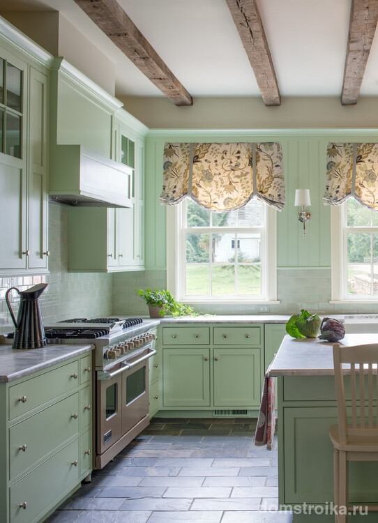 Короткие кухонные шторы в английском стиле отлично вписываются в прованский интерьер