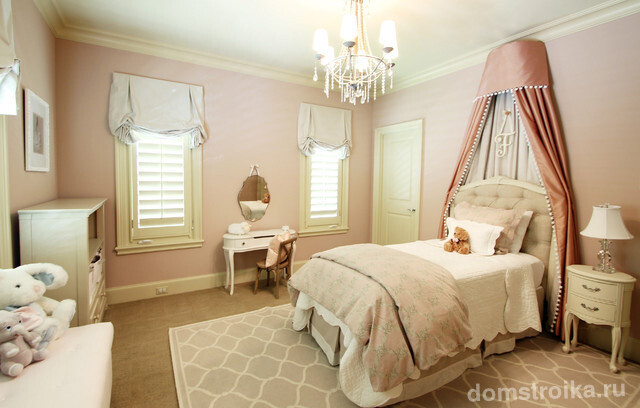 Детская комната с плотными светлыми портьерами в английском стиле
