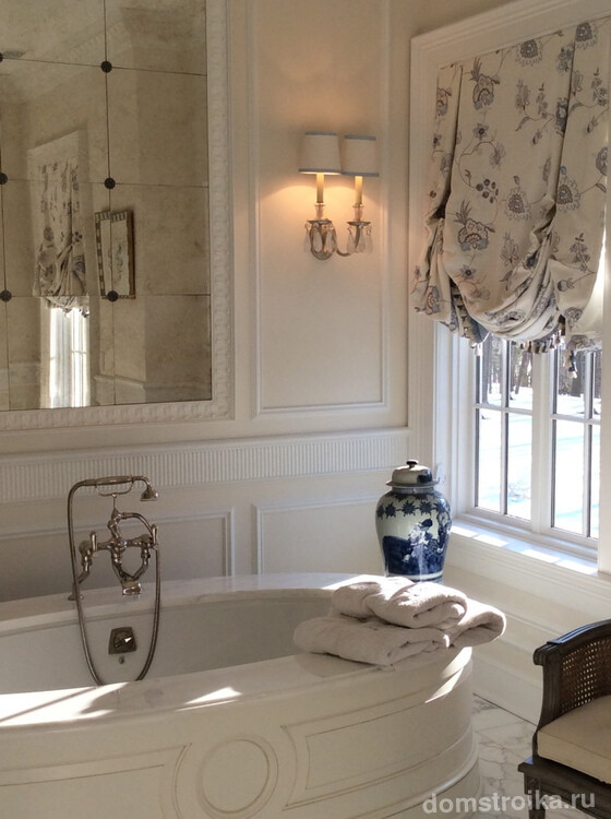 Классическая лондонская штора в ванной комнате