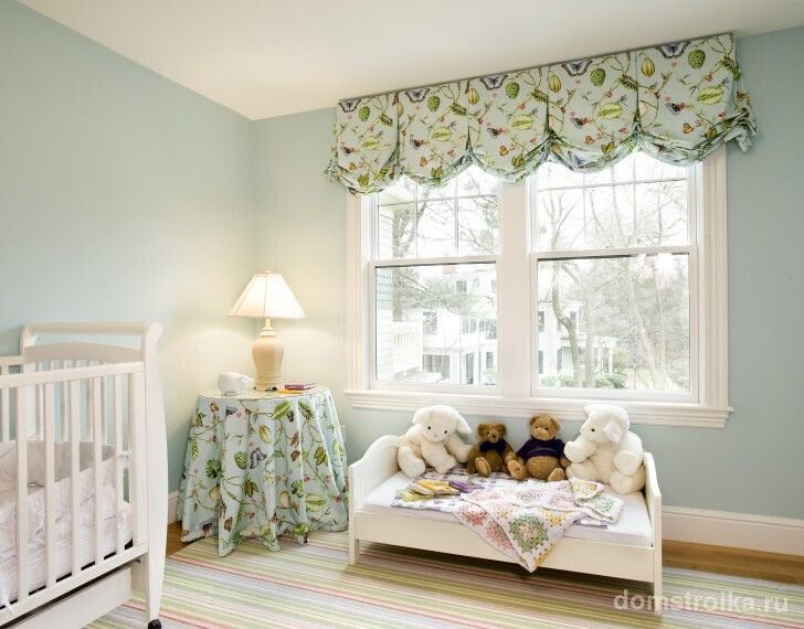 Цветной текстиль в детской комнате в спокойных теплых тонах