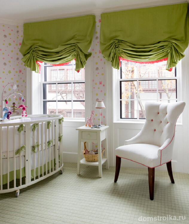 Яркие английские шторы освежат светлый интерьер в детской комнате