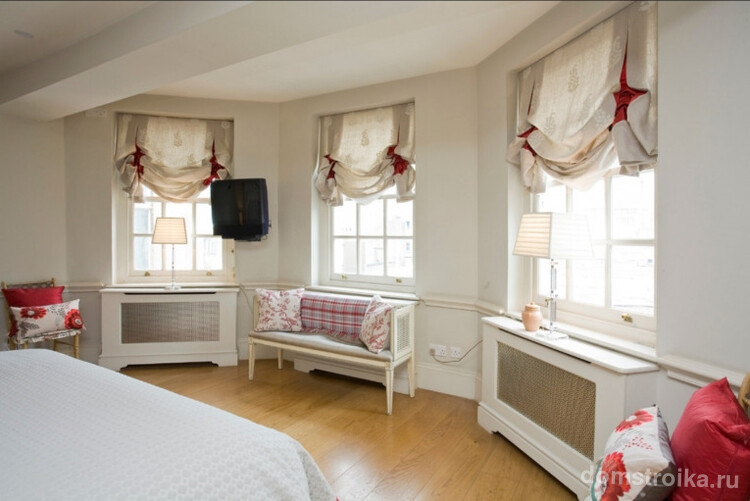 С помощью светлых оттенков лондонской шторы спальня наполняется естественным освещением