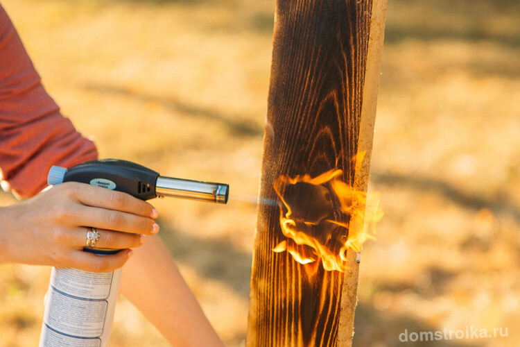 Эффекта состаренной древесины можно добиться и с помощью обжига паяльной лампой