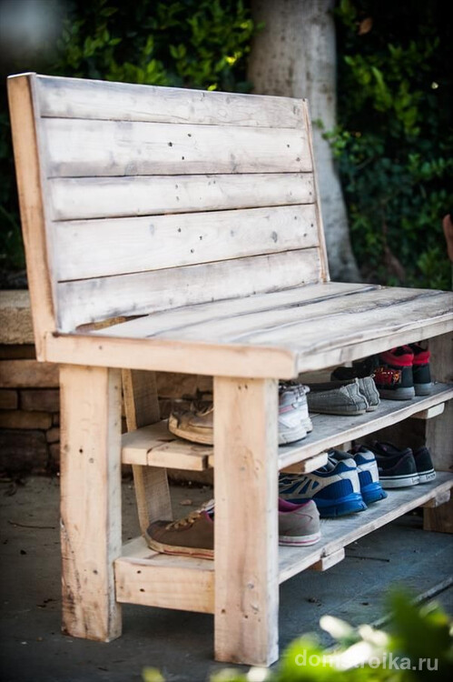 Деревянная скамья в стиле кантри с полочками для обуви