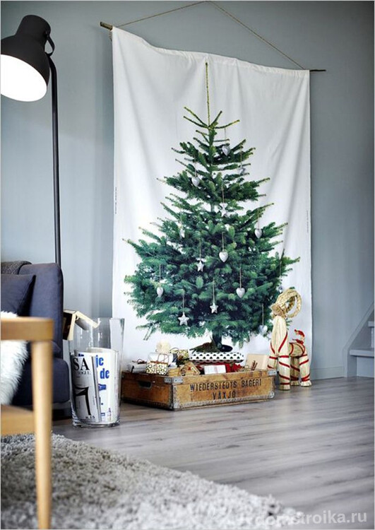 Большой постер с принтом новогодней елки - идеальный вариант для небольшого офиса