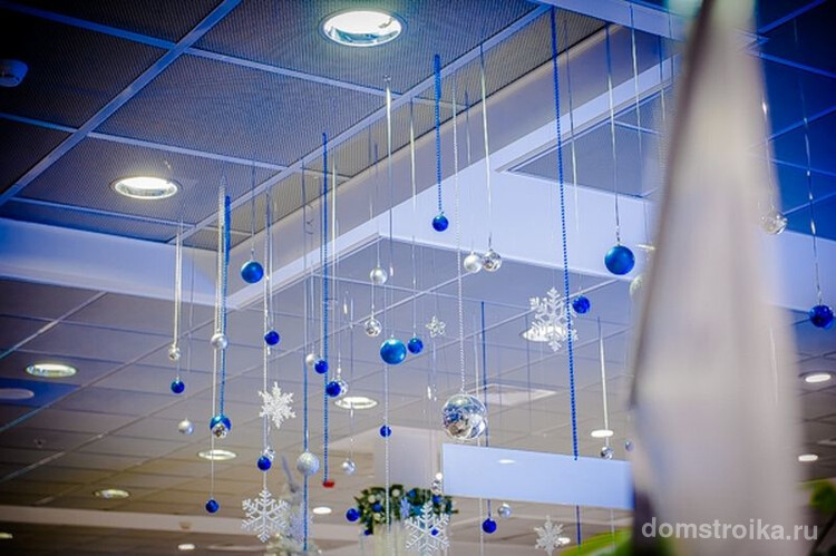 Серебристо-синее украшение офисного потолка