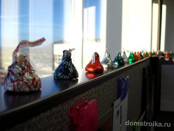 Разноцветные конфеты с пожеланиями могут тоже украсить офис