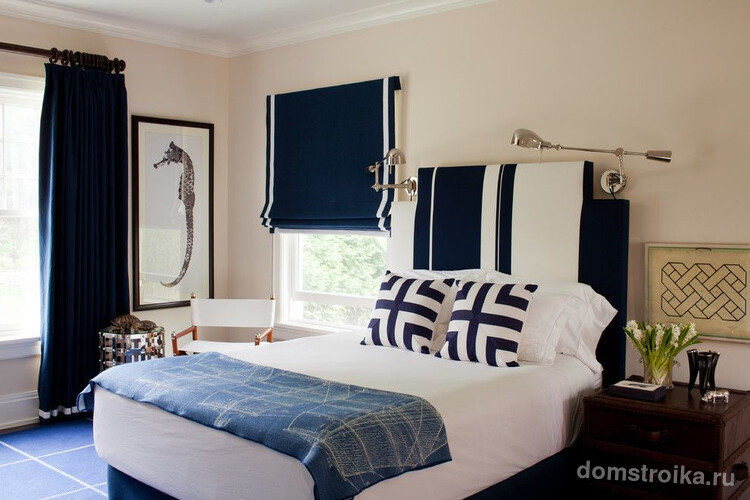 Эклектическая спальня бело-синей цветовой гаммы с деревянными и металлическими элементами. Для плотной не просвечивающейся структуры римской шторы использована дополнительная ткань, подклад, крепящаяся снаружи