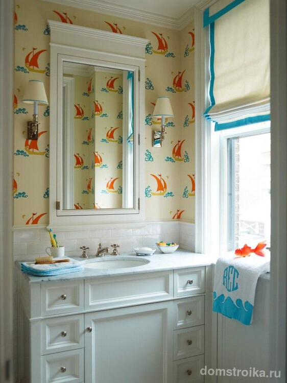 Контрастный насыщенного голубого цвета кант для однотонных белых римских штор в интерьере ванной комнаты морского стиля