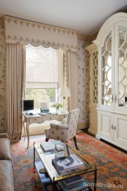«Тройное» оформление окна лондонского домашнего офиса: римские шторы-тюль, гардины, ламбрекен