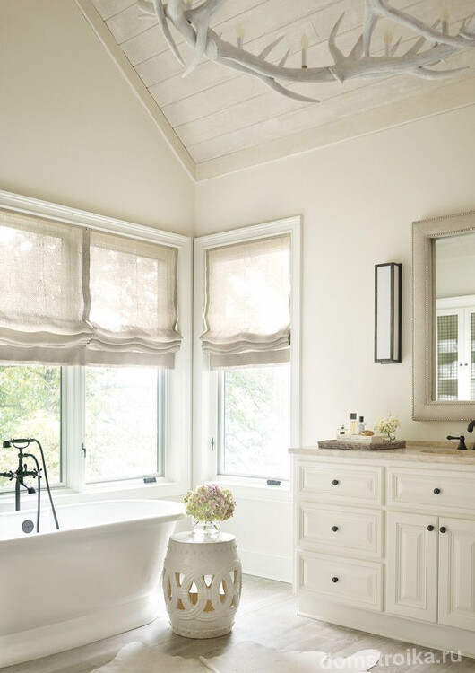 Льняные римские шторы для наполненной светом ванной комнаты в Атланте. Оконное расположение каждой шторы, экономящее расход ткани