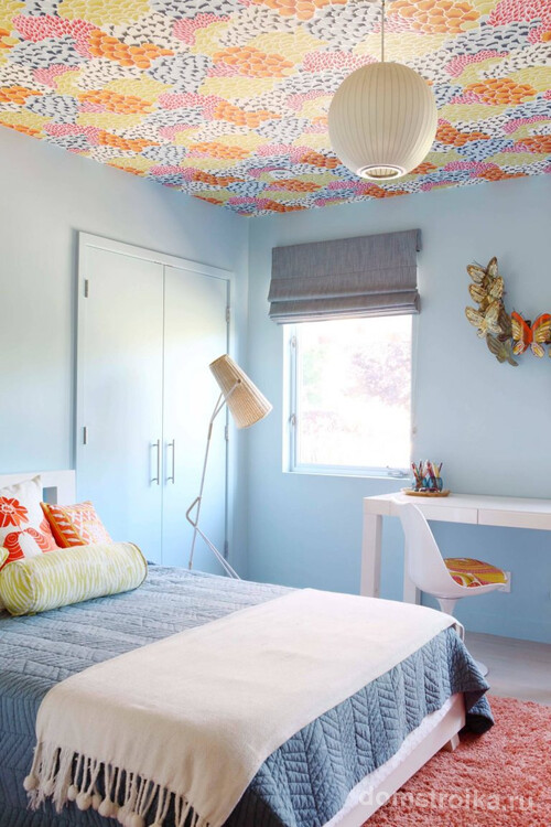 Яркий потолок сделает детскую комнату интереснее