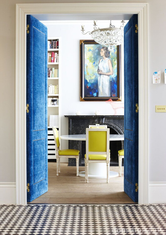 Шикарные распашные двери синего цвета с бархатной текстурой подойдут для классического интерьера