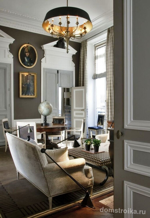 Серо-белые межкомнатные двери в интерьере классической гостиной
