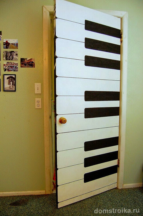 Обои в виде клавиш пианино, наклеенные на межкомнатные двери