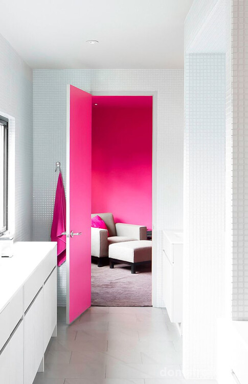 Хороший вариант окрашивания дверей подойдет для ситуации с разным цветовым оформлением комнат
