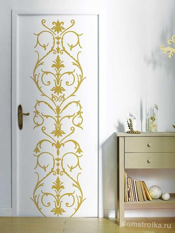 Золотистый рисунок на двери, нанесенный с помощью трафарета
