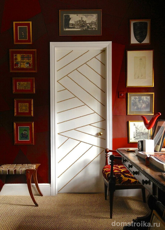 Украсить вашу дверь может даже множество золотистых заклепок, закрепленных на двери