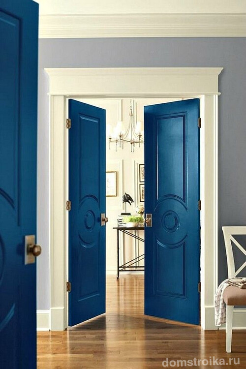 Межкомнатные распашные двери, окрашенные в синий цвет