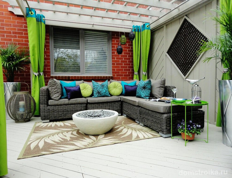 Ярко-зеленые шторы с добавлением более плотной ткани бирюзового цвета