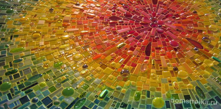 Радиальный радужный сюжет из кусочков мозаики и стекла разных размеров и форм
