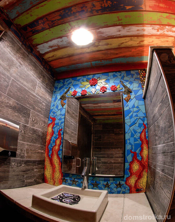 Уникальная ванная комната, украшенная бунтарским мозаичным сюжетом