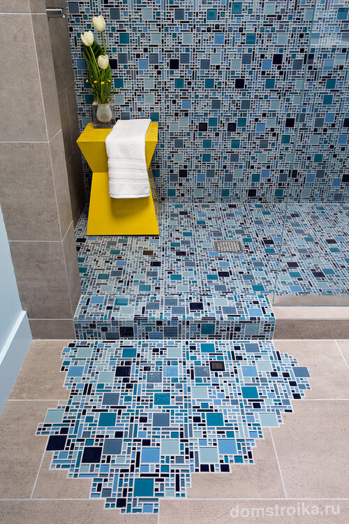 Пиксельный сюжет, имитирующий поток воды - остроумный и позитивный декор ванной